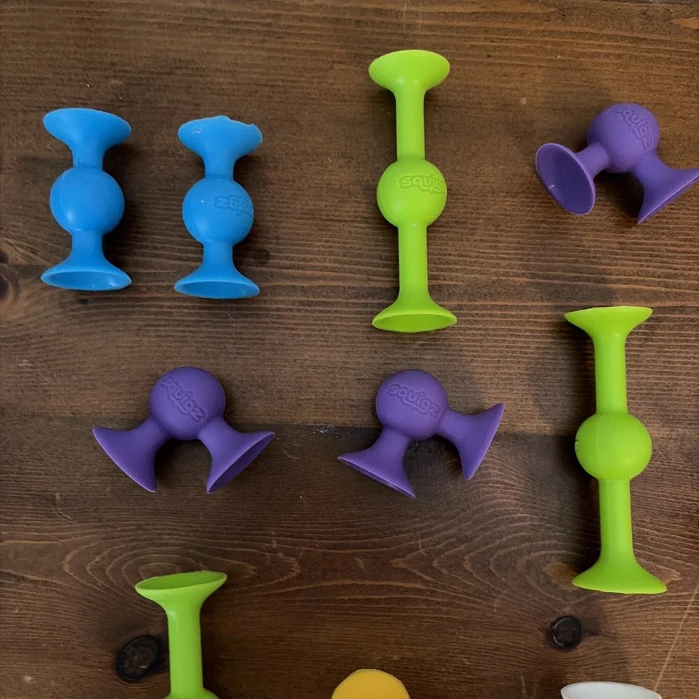 Fat Brain Toys Squigz 24 Piece Lot Suction Cup Building Developmental Toy
